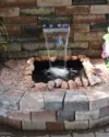 kleiner Wasserfall aus Steinwand in Brunnen