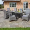 Terrasse eines Hauses mit Gartenmöbel