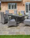 Terrasse eines Hauses mit Gartenmöbel