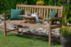 Gartenbank aus Holz mit Tablett und grünen Kissen