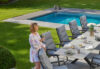 Alu-Set bestehend aus Stühlen und großen Tisch im Garten auf Terrasse am Pool