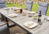 gedeckter Tisch für gemütliches Essen im Garten