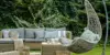 Rattan Loungeset auf Rasen mit Hängeschaukel