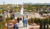 großer Springbrunnen in der Teichausstellung im Gartencenter Lüske in Haselünne mit vielen Besuchern